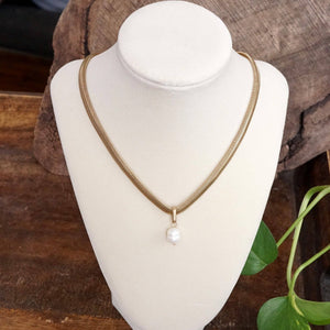 Gold Classic Herringbone Necklace with a Freshwater Pearl