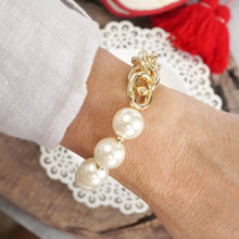 Load image into Gallery viewer, Chunky Chain and pearls beads bracelet Gold tone
