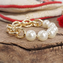 Load image into Gallery viewer, Chunky Chain and pearls beads bracelet Gold tone
