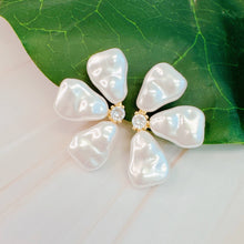 Load image into Gallery viewer, Three Petals Stud Earrings
