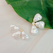 Load image into Gallery viewer, Three Petals Stud Earrings
