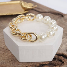 Load image into Gallery viewer, Chunky Chain and pearls beads bracelet Gold tone
