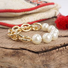 Load image into Gallery viewer, Chunky Chain and pearls beads bracelet Gold tone

