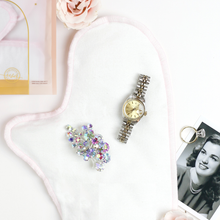 Load image into Gallery viewer, Glitzy Glove Anti-Tarnish Jewelry Polishing Mitt
