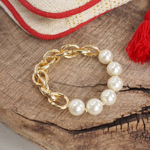 Load image into Gallery viewer, Chunky Chain and pearls beads bracelet Gold tone
